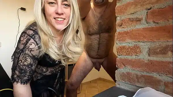 SimplySophie – Minischwanz bekommt für €200 kurzes #Ballbusting