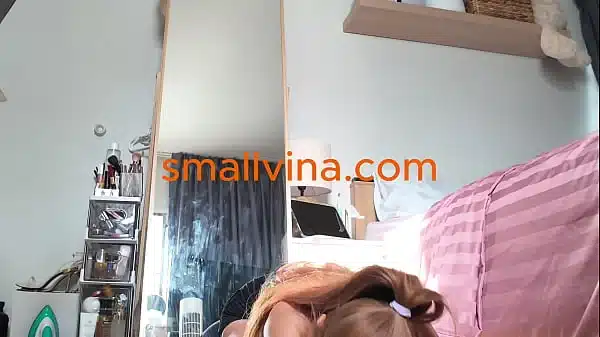 Solo Amateur Girl Spreads Her Legs On WorkOut