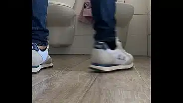 Spycam riprende un amico che si masturba forte in bagno ed ha un forte orgasmo