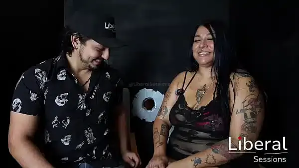 CHICA BBW ES FOLLADA POR DOS CHICOS EN UN GLORY HOLE