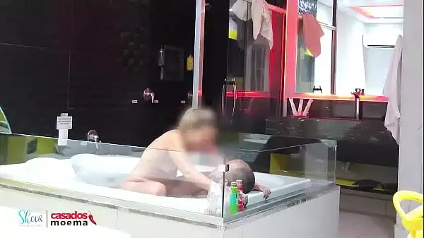 Deixei o corno de castigo e deixei o macho me comer na banheira no pelo