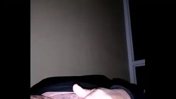 Escucho a mis vecinos culiar y empiezo a tocarme y rápido me vengo bien rico solita. La cuarentena me tiene muy caliente.  [GolOsita Chilena]