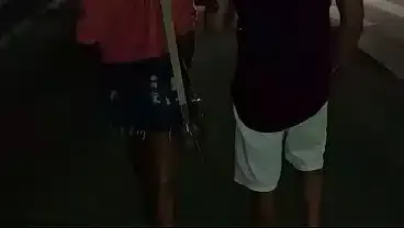 Fui dar uma voltinha na praia e acabei pagando um boquete enquanto o marido assistia