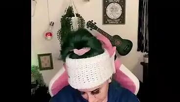 Gostosa gótica e Youtube peidando