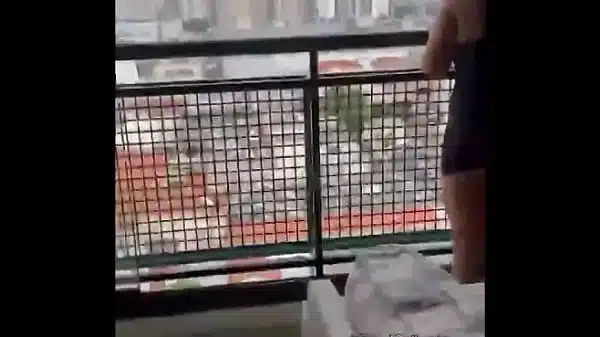 Meu vizinho meu fudeu na varanda com todo mundo vendo. Fui no ap do meu vizinho pedir uma ferramenta, chegando lá, vi o pauzão delicioso, nao aguentei. fudemos na varanda e o corno manso só olhou.