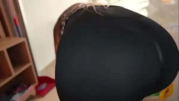 milf bisexual convence a joven empleada de follar a su plomero y así cumplir su fantasia