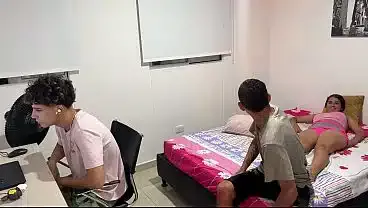 NO TE ME CORRAS ADENTRO, AHI ESTA EL CORNUDO!. Mi marido se distrae y mi mejor amigo me folla muy rico.