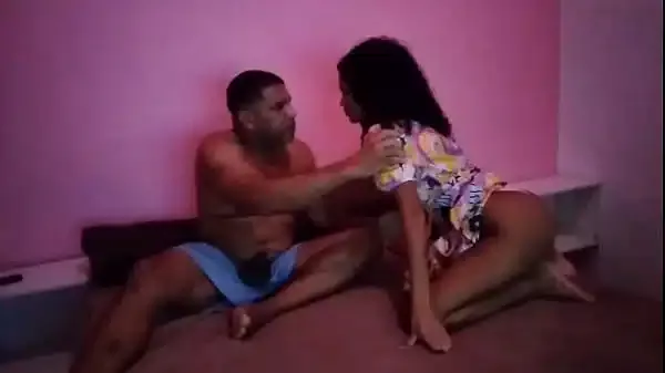 Para atrair minha enteada para meu quarto, sempre ponho desenho animado (teen anal, age play, saindo anal)