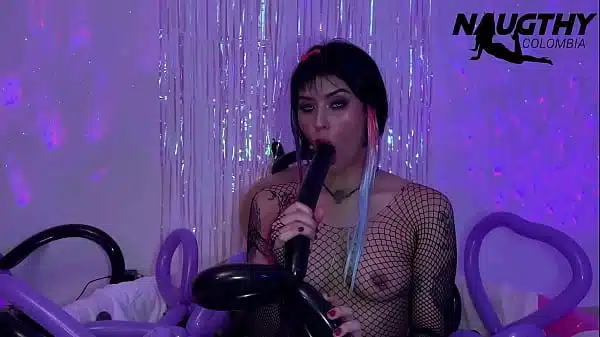 Balloon Fetish: Beautiful girl fulfills the user’s fantasy