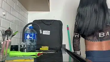 Cheguei do trabalho cansado e na faxineira novinha de 18 anos falou que ia me dar bocetinha