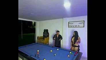 Chica universitaria es follada luego de una partida de billar mientras su novio no esta