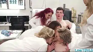 Doutoras ensinando paciente a fazer sexo anal LEGENDADO