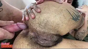 Essa mulher casada muito safada, que não depila nada, deu a buceta e o cú na Cuckold House