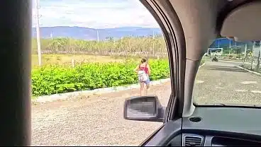 Flaca de 18 Años Perdida en la Carretera Entrega el Coño a un desconocido Pervertido Por dinero