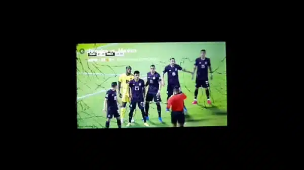 Futbolista de Jamaica mostrando piernas