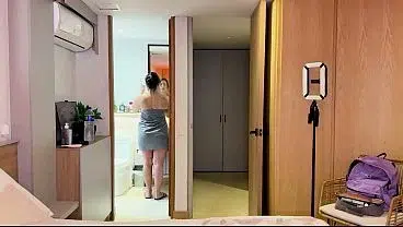 I masturbate on the sly of my Latina Milf stepmom while she changes her panties in the bathroom at home!