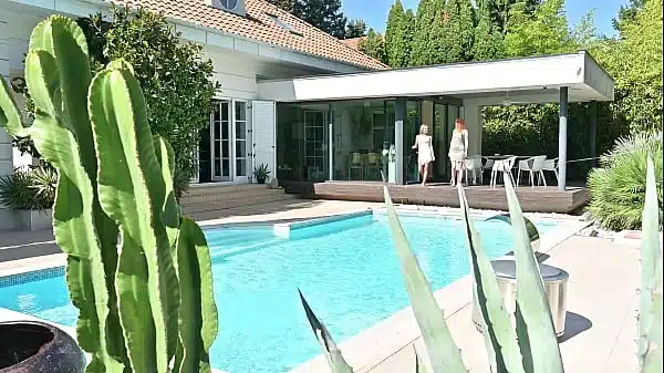 Rampant Robbery Part 1: Bi Besties Leya Desantis And Veronica Leal Share A Glass Dildo In The Hot Tub GP3341