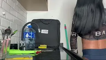 Cheguei do trabalho cansado e na faxineira novinha de 18 anos falou que ia me dar bocetinha