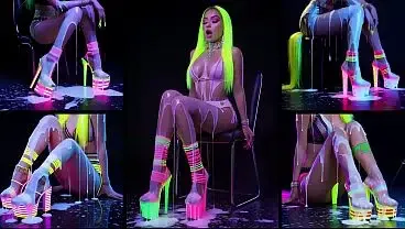 Heiße Girls zeigen Ihre High-Heels und lassen sich Ihre Füße und Ihren ganzen Körper vollspritzen. Verrückte Spermaschüsse in Neonlicht.