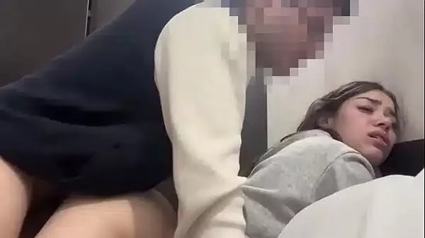 HORNY SKINNY DE 18 AÑOS CABALGA VERGA SIN PARAR