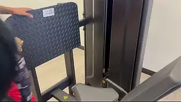 Isso é que dá dividir a máquina da academia com a de 18 anos