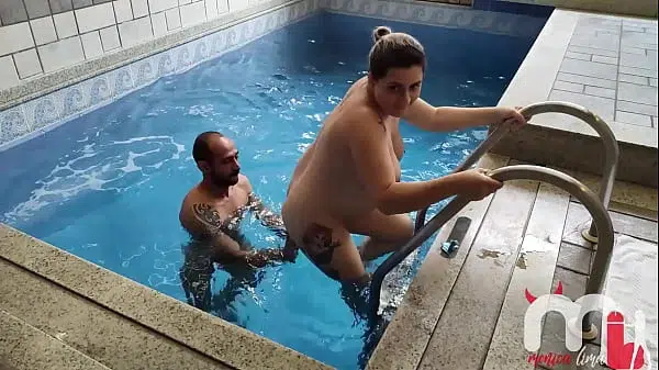 Safada gulsoa por pau grosso fode com o primo do marido na frente do corno!