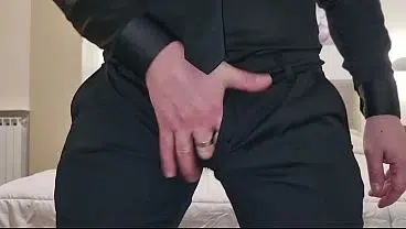 ASSOLO | UOMO – ORGASMO – SEGA – MASTURBAZIONE – POV – PRIMO PIANO CAZZO BAGNATO CON FUORIUSCITA – ELEGANTE – VESTITO NERO – RAGAZZO MOLTO SEXY – SCOPA IL LETTO – PISCIATA – SBORRATA – GEMITI