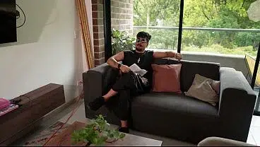 Colegiala cachonda le va super mal en clase, decide follarse a su profesor para pasar la materia