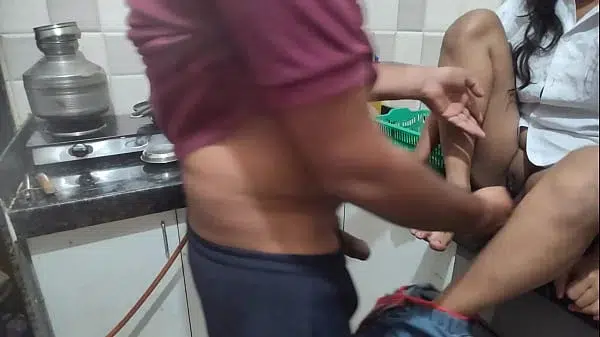 collage girl ko kitchen me lekar yaar ne choda