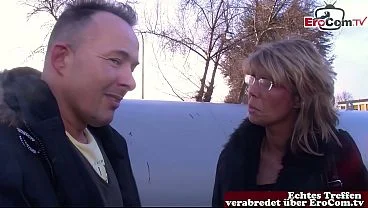 Deutsche reife dünne Hausfrau auf der Straße zum Sex überredet