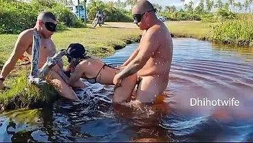 Dhihotwife safada sendo puta de dois machos no rio.
