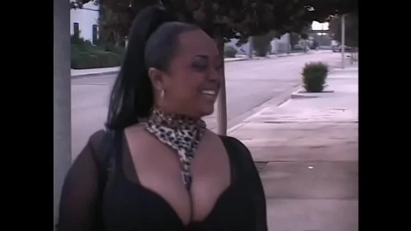 Fatty black gal Damali X Dares with huge ass jumps in car for dick