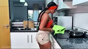 Minha empregada não limpou a casa direito , então coloquei ela pra engasgar na pica … COMPLETO NO SHEER/RED