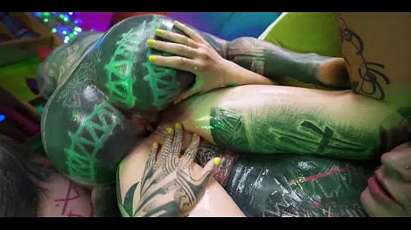 Goth lesbians fill the tattooed girl’s ass with cum
