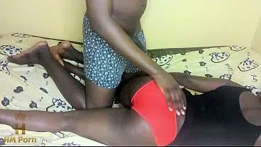 Jeune femme de 20 ans s’habille sexy cul épais et rend visite à son copain