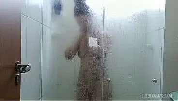 Macetada de Pé: Morena e Amigo no Chuveiro do Motel