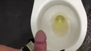 Masturbacion en un baño público, tengo miedo de ser descubierto