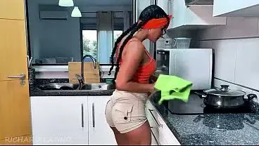 Minha empregada não limpou a casa direito , então coloquei ela pra engasgar na pica … COMPLETO NO SHEER/RED