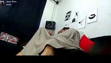 Morena hermosa y adulta viviendo un momento intenso y lleno de pasión.