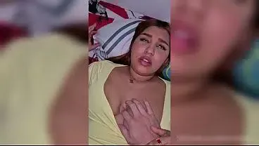 Un viejo campesino se folla a una joven universitaria en el campo