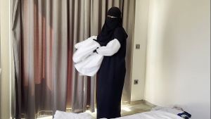 Arab maid gets creampied by hotel client