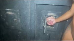 CASADA NA CABINE CHUPANDO MUITA ROLA E CORNO COMENDO DEPOIS QUE TODOS COMERAM