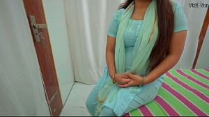 Cylinder de do bhaiya pls- Indian neighbour’s hot wife fucked exchange of cylinder, got cum on hairy pussy.