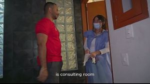 DOCTORA EMBARAZADA atiende chico moreno, lo folla y se orina en los pantalones