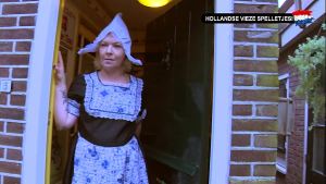Hollandse Vieze Spelletjes Introductie – Op bezoek bij geile Suus! (Nederlands gesproken)