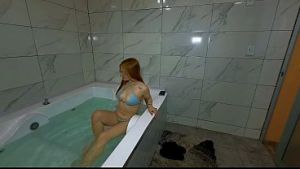 Mi Hermanastro Pervertido se Pajeaba Viéndome Duchar y Acabamos Teniendo Sexo en el Jacuzzi