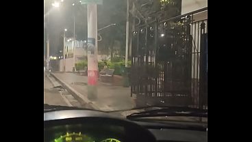 POV porno real callejero, recojo en mi carro a una linda milf latina muy buena y la llevo a mi apartamento y termino chorreando su cara de semen y se traga la leche