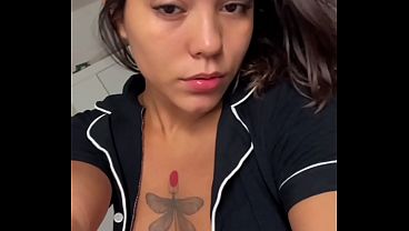 Amadora nua mostrando peitos naturais de perto – Close-up e detalhes da pele (4K)