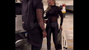 Conheci o Cantor da Banda de Pagode, Levei Ele Embora Pro Meu Apto Pra Me Foder Gostoso na Frente do Corno e Gozou Dentro de Mim