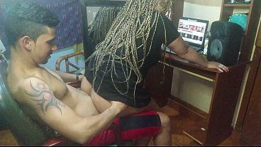 Descuido a mi mujer por unos segundos y ya mi amigo se la estaba follando